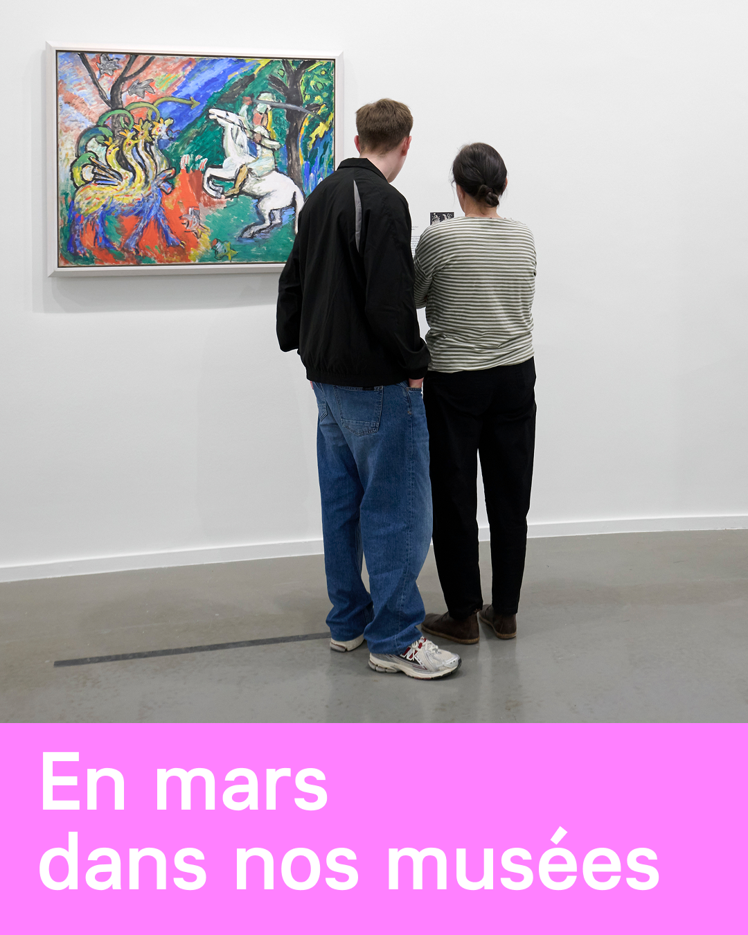 Deux visiteurs se tiennent devant une œuvre de Gabriele Münter au Musée d’Art moderne de Paris. En bas de l’image, un bandeau rose indique : En mars dans nos musées.